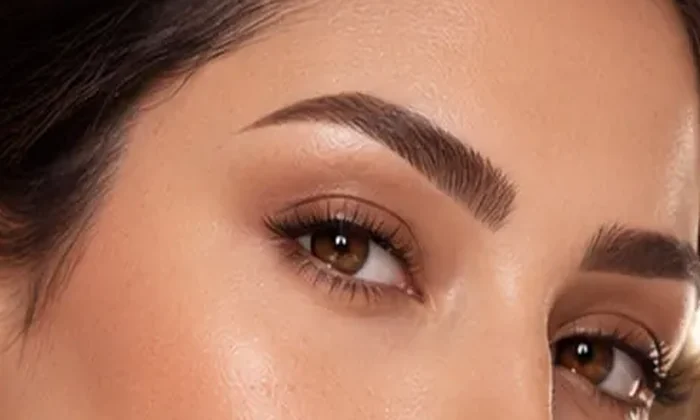 KI-Illustration: Augenbrauen-Permanent-Make-up – combo brows; kein echtes Behandlungsergebnis