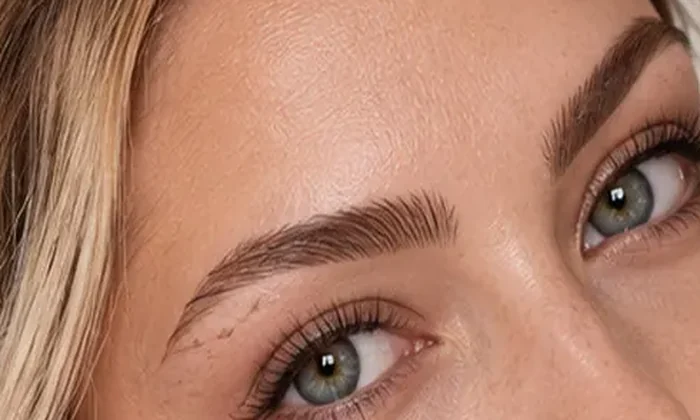 KI-Illustration: Augenbrauen-Permanent-Make-up – nano brows; kein echtes Behandlungsergebnis