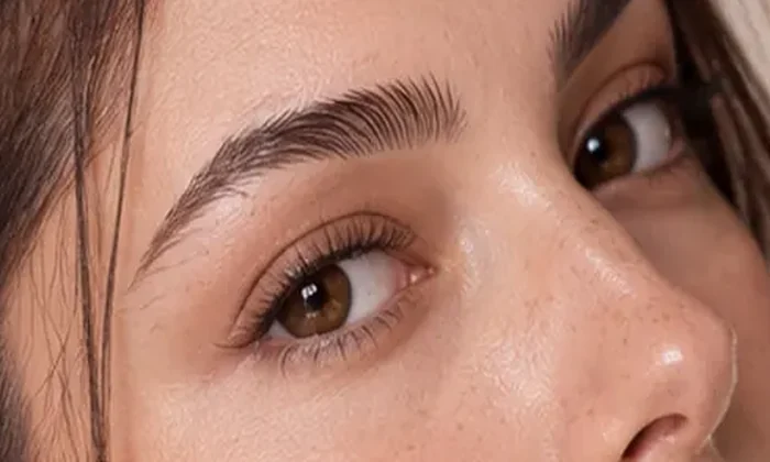 KI-Illustration: Augenbrauen-Permanent-Make-up – natural brows; kein echtes Behandlungsergebnis