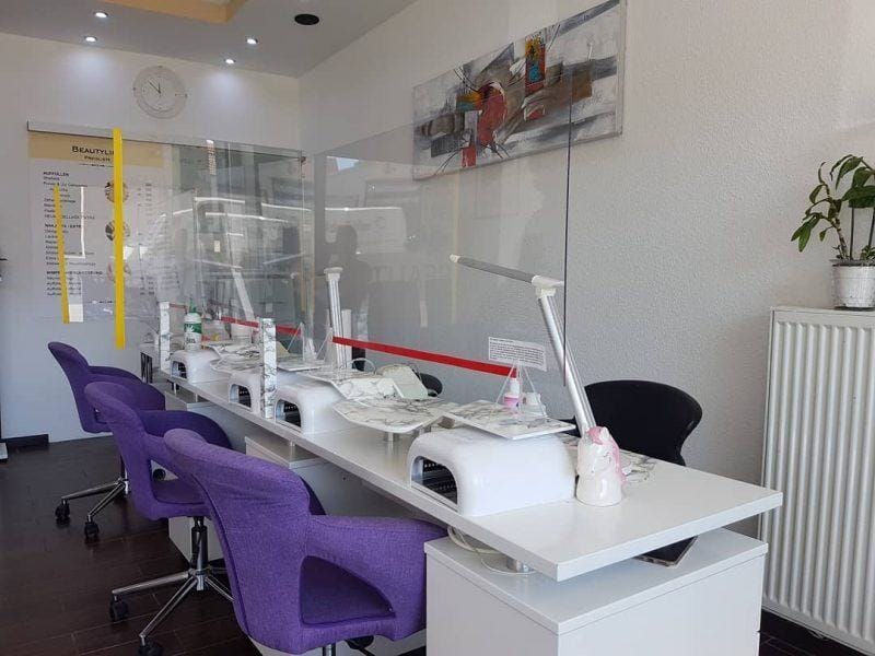 Nagelarbeitsplätze im Beautyline21 Studio