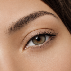 KI-Illustration – Permanent Make-up: Lash-Line Enhancement