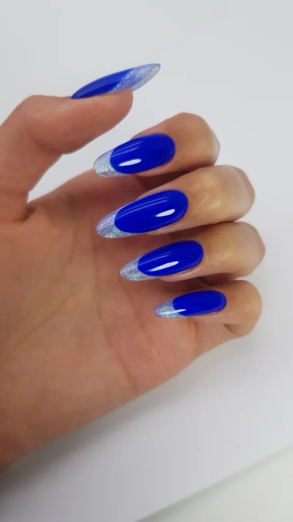Silberne Metallic-French-Spitzen auf blauer Gel-Maniküre, als Chrome French Inspiration – Fotobeispiel zu chrome-french