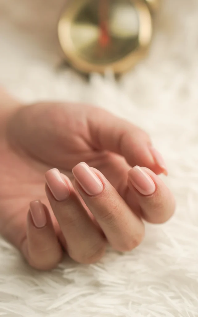 Zartrosa, glänzende Maniküre mit hellem Sheer-Finish als Jelly-Inspiration – Fotobeispiel zu jelly