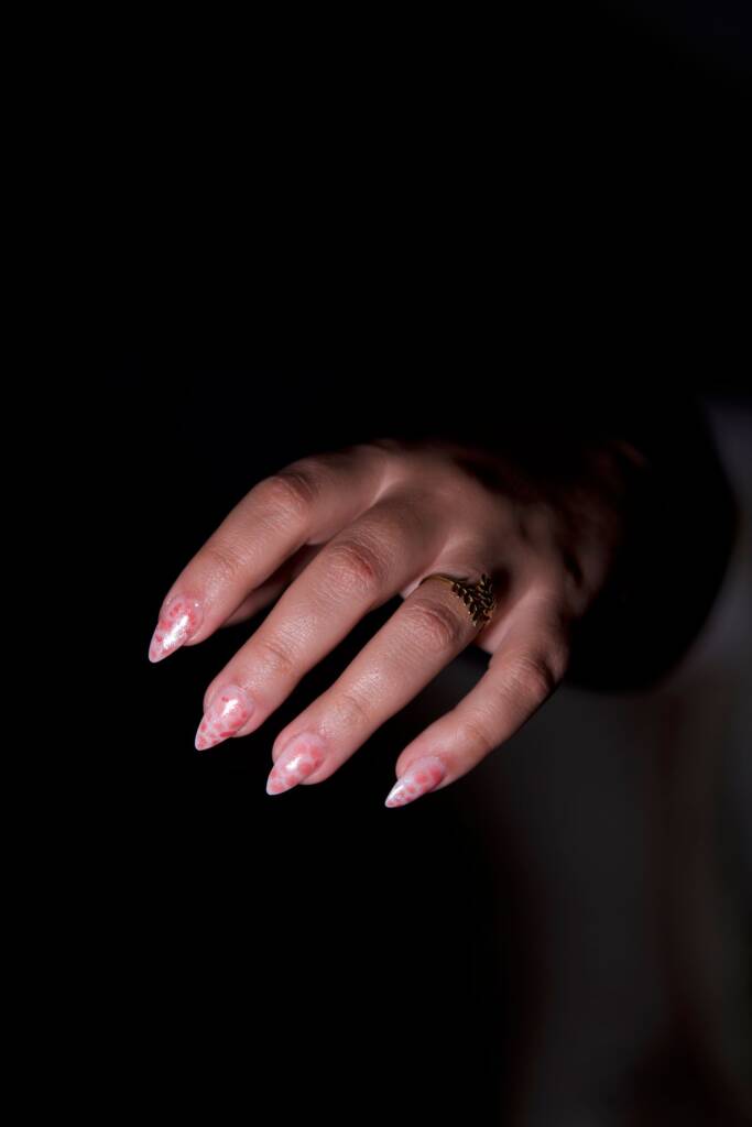 Feine French Maniküre, Nahaufnahme der Nagelspitzen – Fotobeispiel zu micro-french