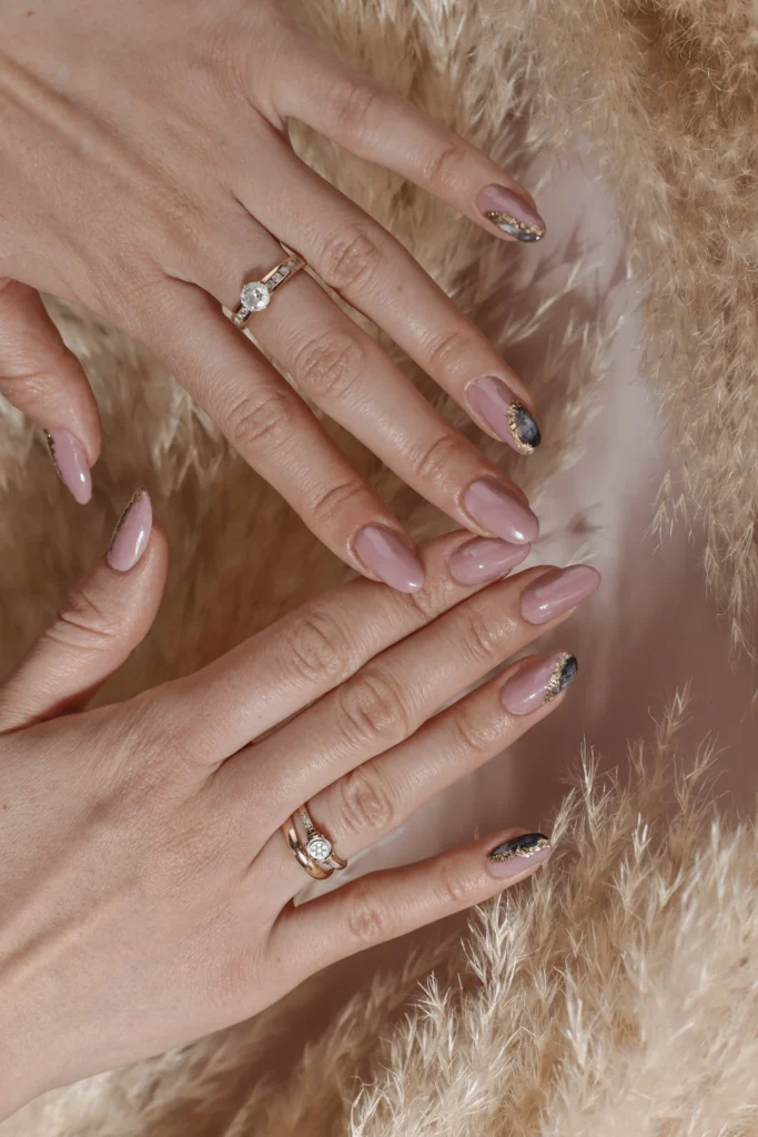 Schokoladenbraune Maniküre an beiden Händen mit Ring, echtes Foto – Fotobeispiel zu mocha