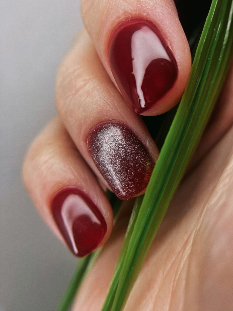 Klassisch rot lackierte Fingernägel mit glänzendem Finish – Fotobeispiel zu red