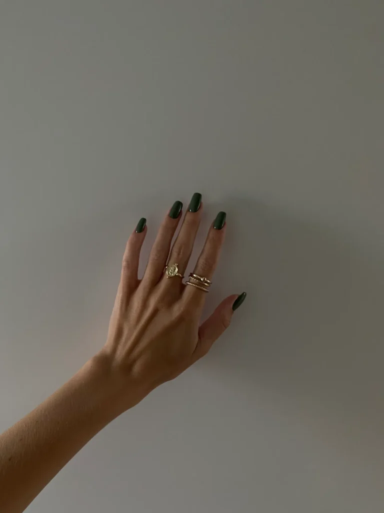 Grüne Maniküre als Inspiration für gedeckte Salbeitöne – Fotobeispiel zu sage